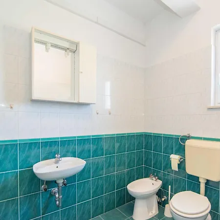 Apartman Comfortable Kastel Stafilic With Balcony - Two Bedroom With Balcony And Sea View Kastela